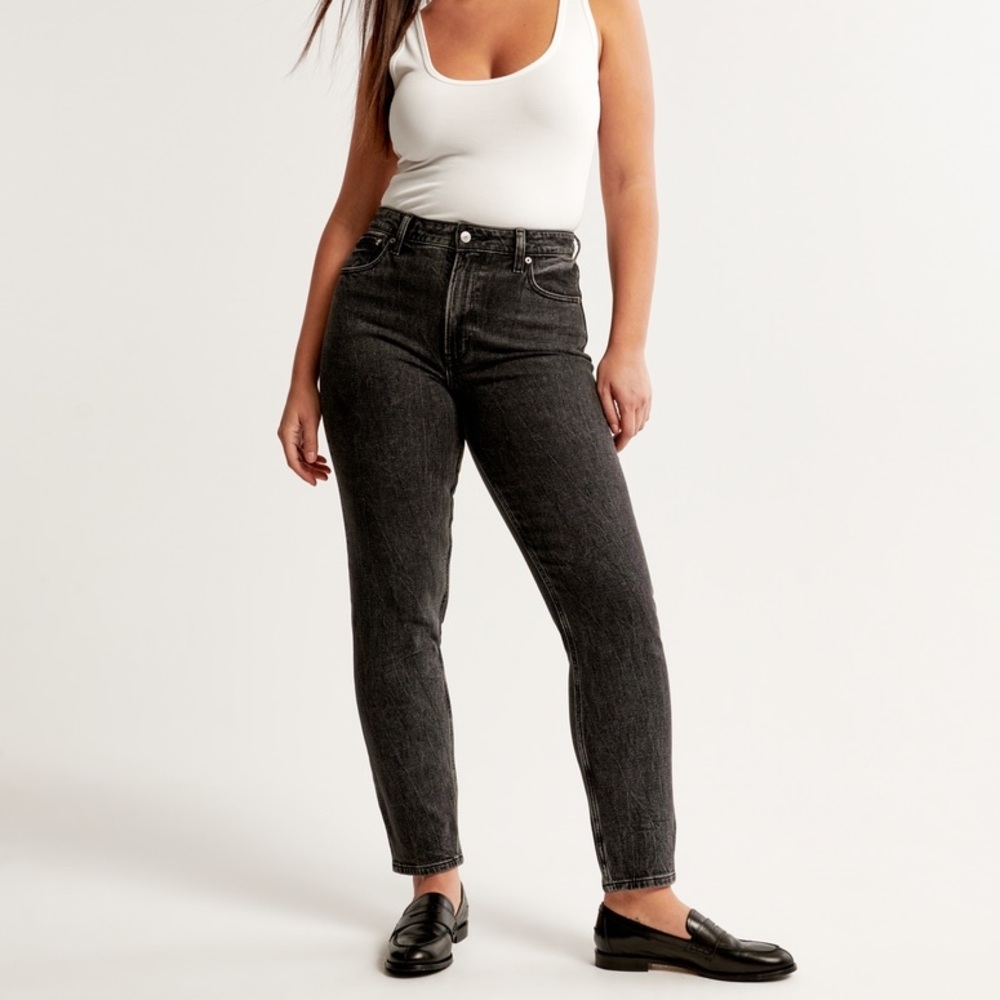 Abercrombie & Fitch High Rise Mom Jean In Black Wash Size 28 4R Distressed